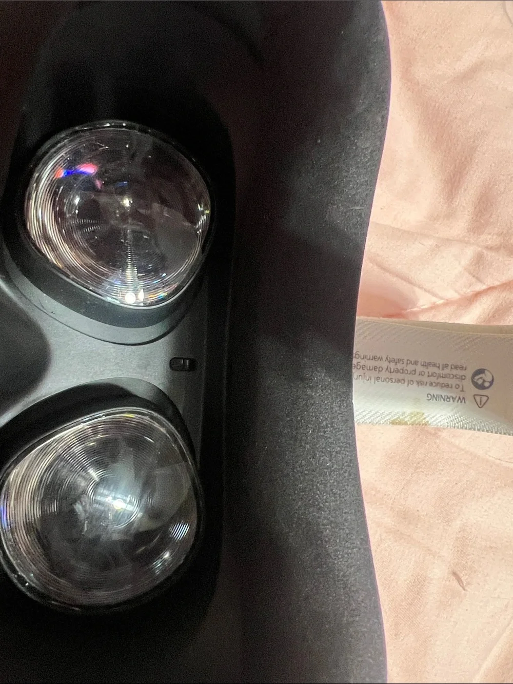 Standalone White VR Headset with Matching White Motion Controllers..Very Good